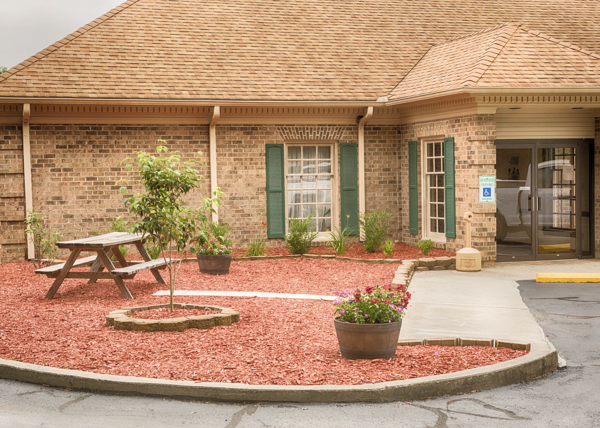 Courtyard with picnic table beside the accessible entrance